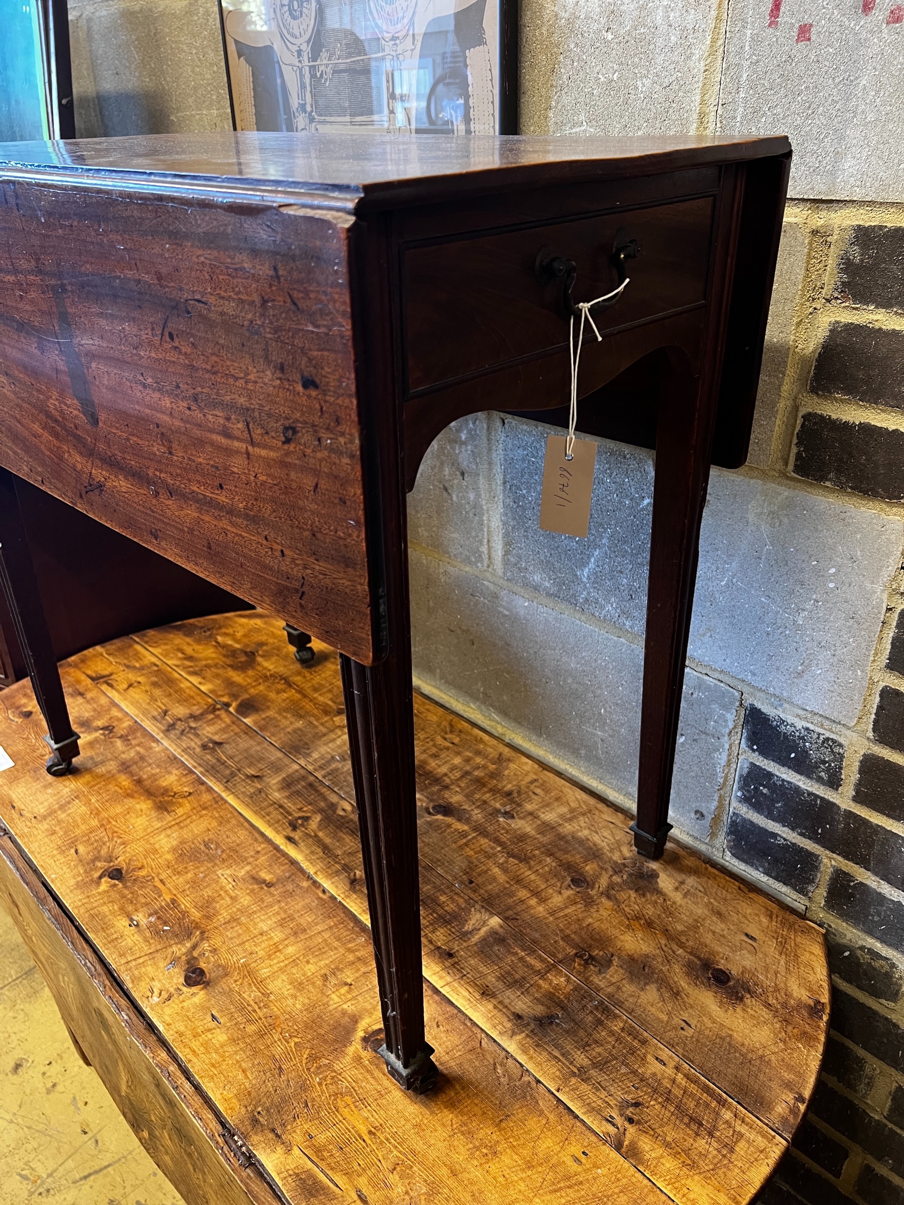 A George III mahogany Pembroke table, width 71cm, depth 43cm, height 72cm